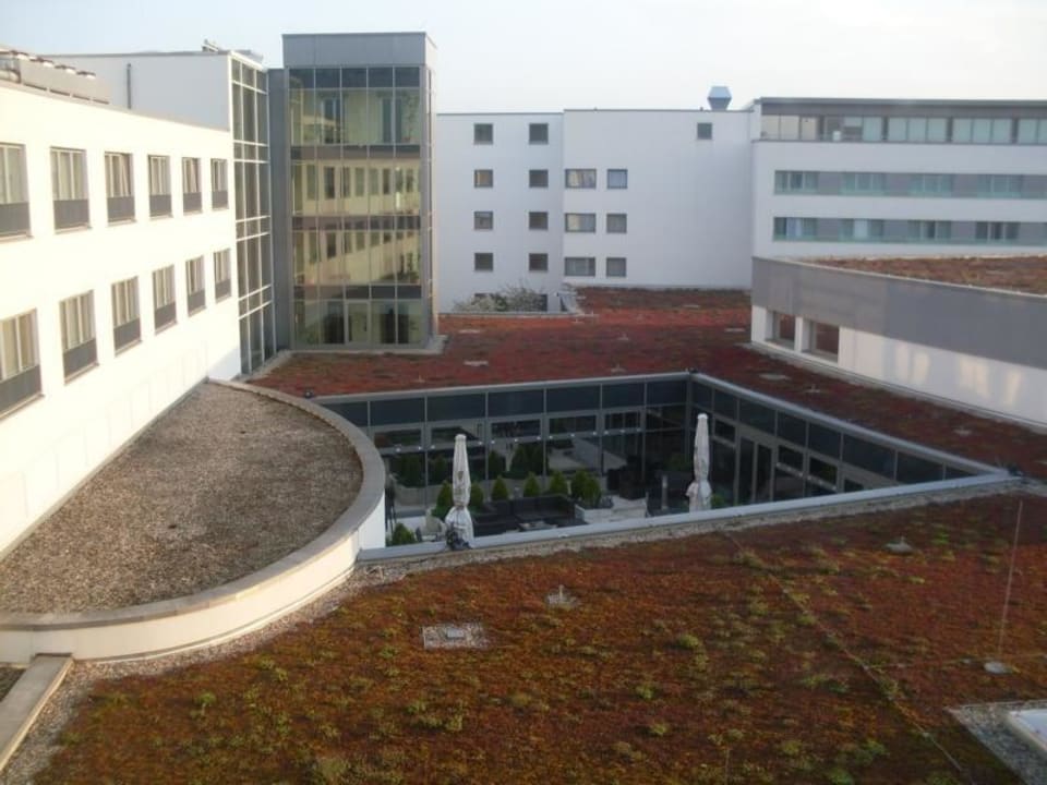Innenhof mit Terrasse Holiday Inn Berlin Airport - Conference Centre