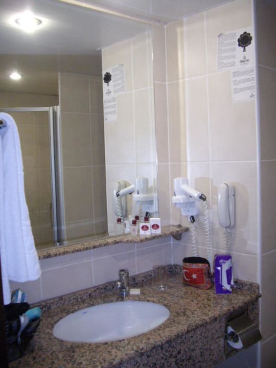 Bad-Waschbecken mit großem Spiegel Hotel Kahya