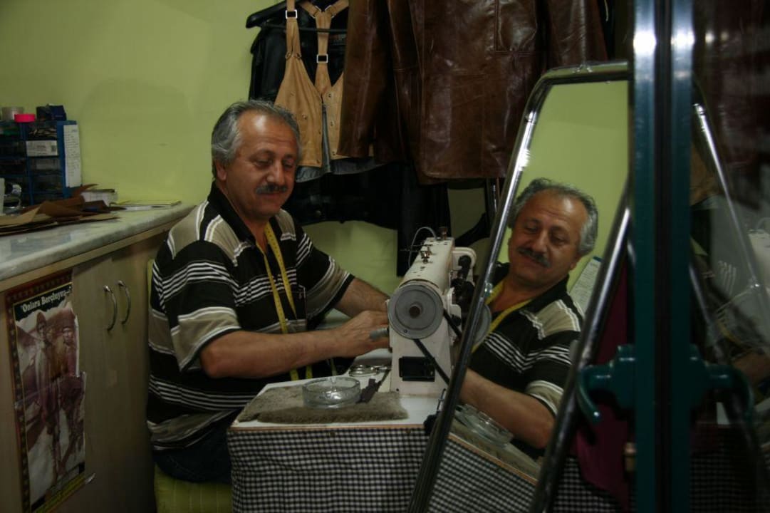 Ledermann bei der Schneiderarbeit Grand Seker Hotel