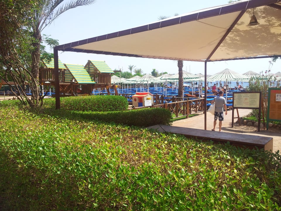 Blick zum Meer über den Hotelstrand Ghazala Beach