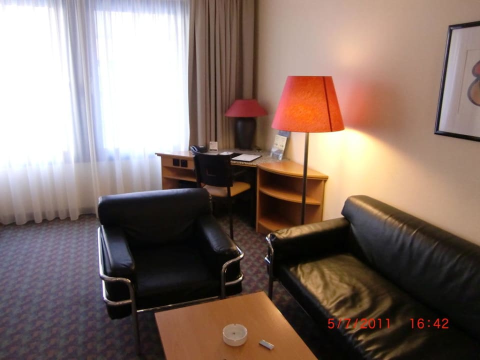 Sofa und Sessel im Zimmer Hotel NH Dortmund