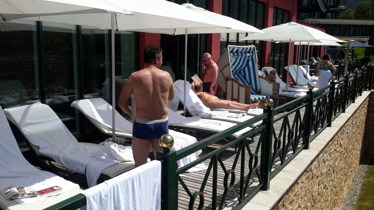 Wellnessbereich ausserhalb Schwimmbad Treschers Schwarzwald Hotel