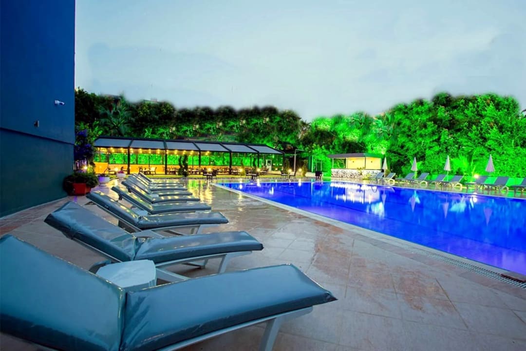 Pool Grand Alisa Hotel