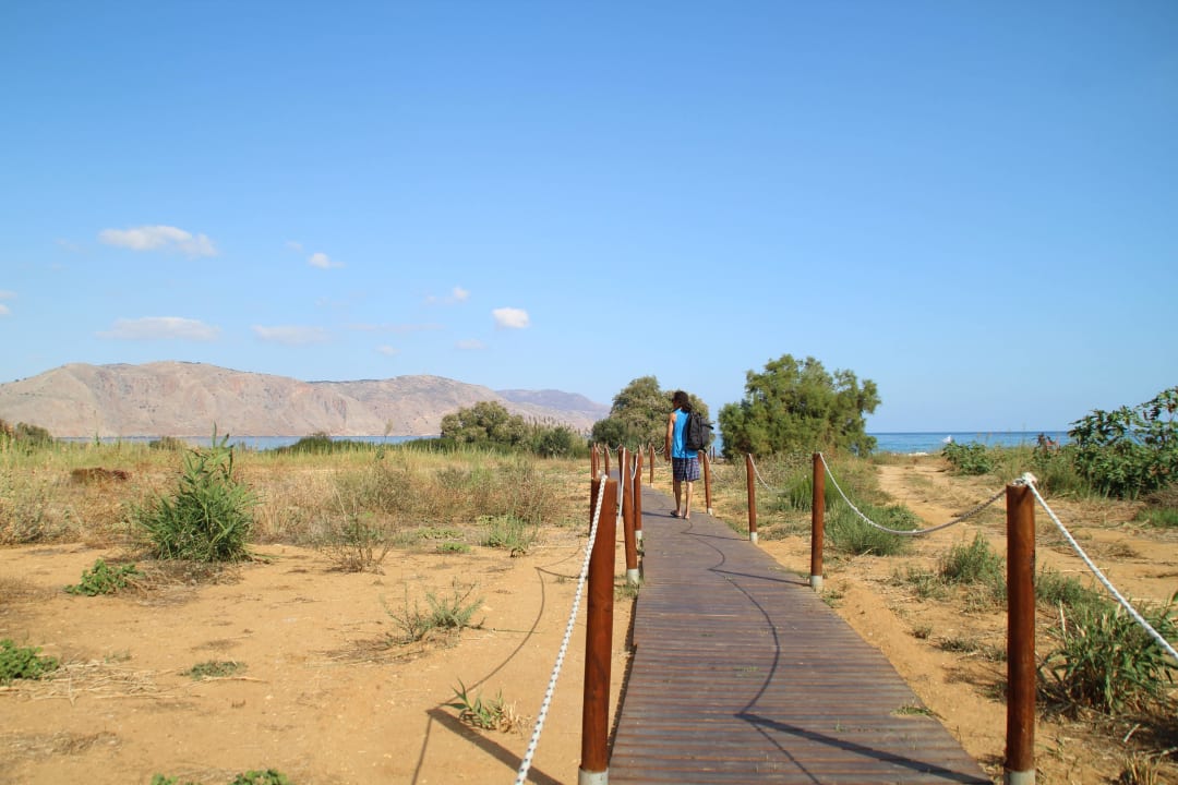 Weg zum Strand. HARPIN Georgioupolis Resort Aquapark & SPA