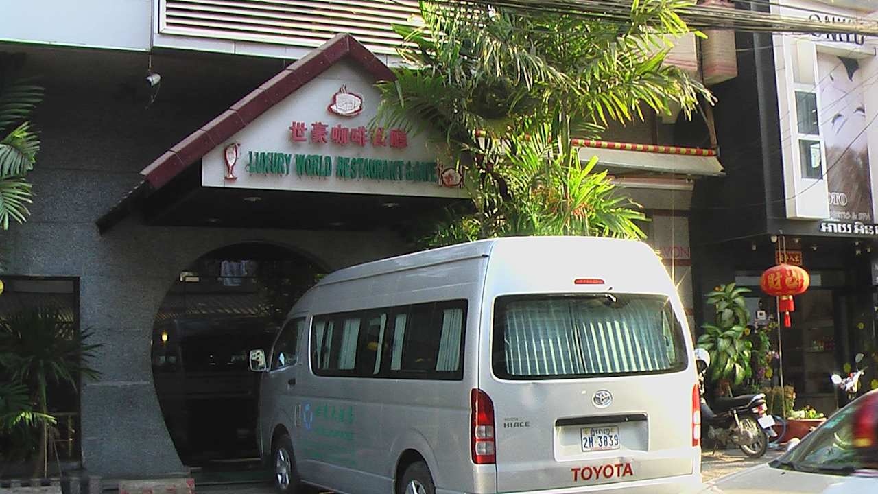 Restauranteingang Hotel Luxury World