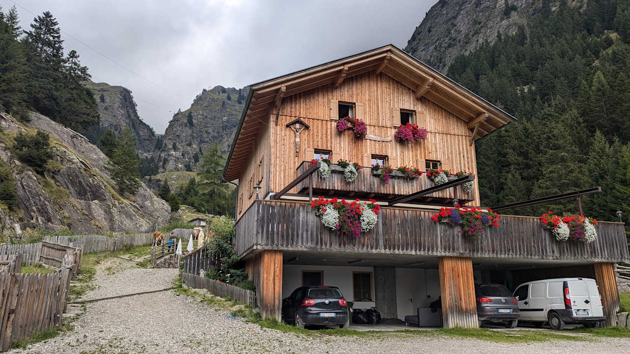 Außenansicht Schutzhütte Nasereit
