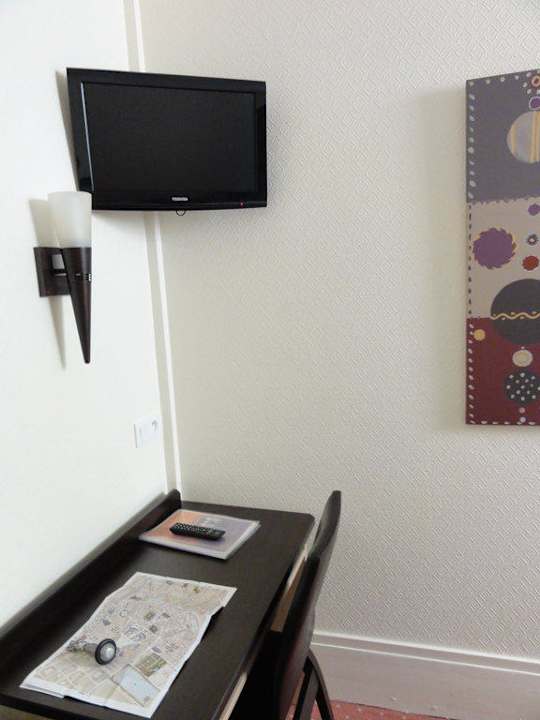 Flachbild-TV, Schreibtisch, Stühle A L'hotel Des Roys