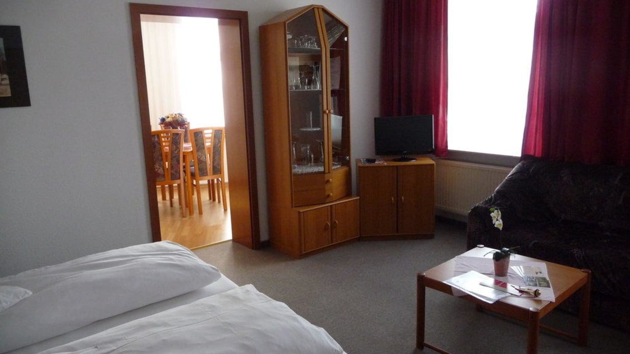 Wohn- /Schlafraum mit Blick zur Küche mit Eßecke Apartment Hotel Lindeneck