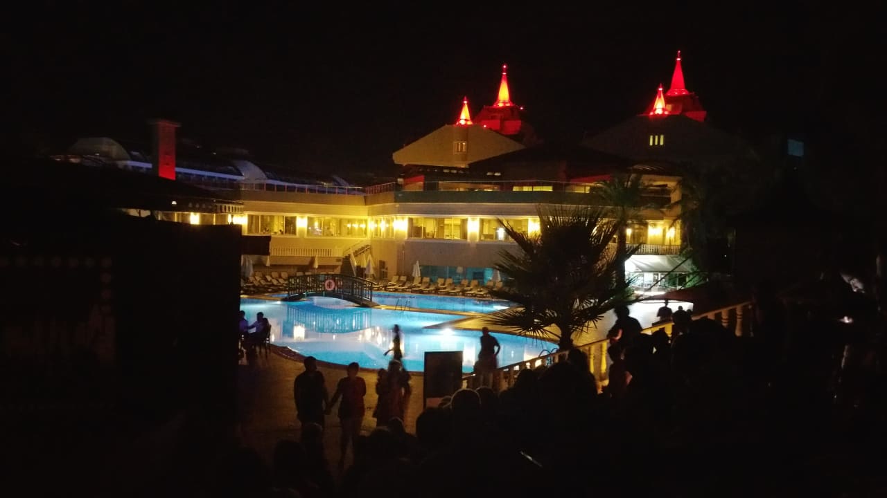 Pool bei Nacht  Aydinbey Famous Resort