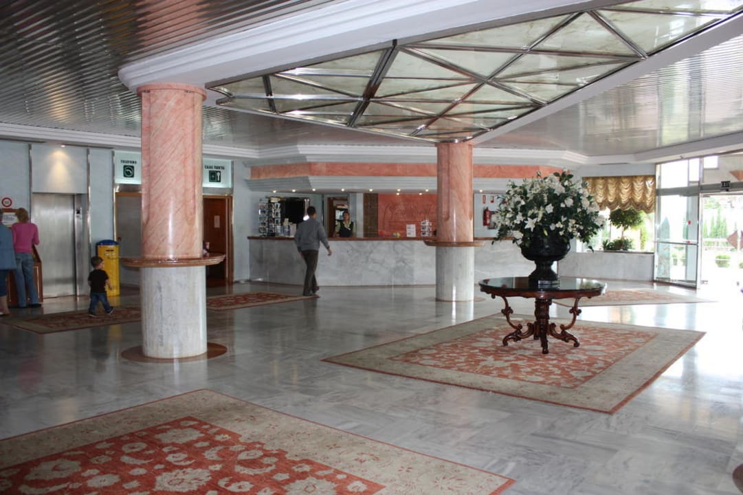 Großer Eingangsbereich mit Rezeption Hotel Mariant Park