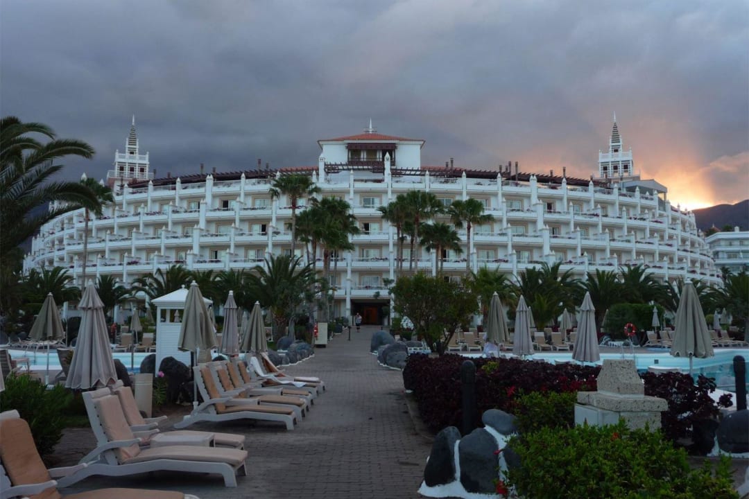 Sonne erwacht und die ersten Liegen werden belegt Hotel Riu Palace Tenerife