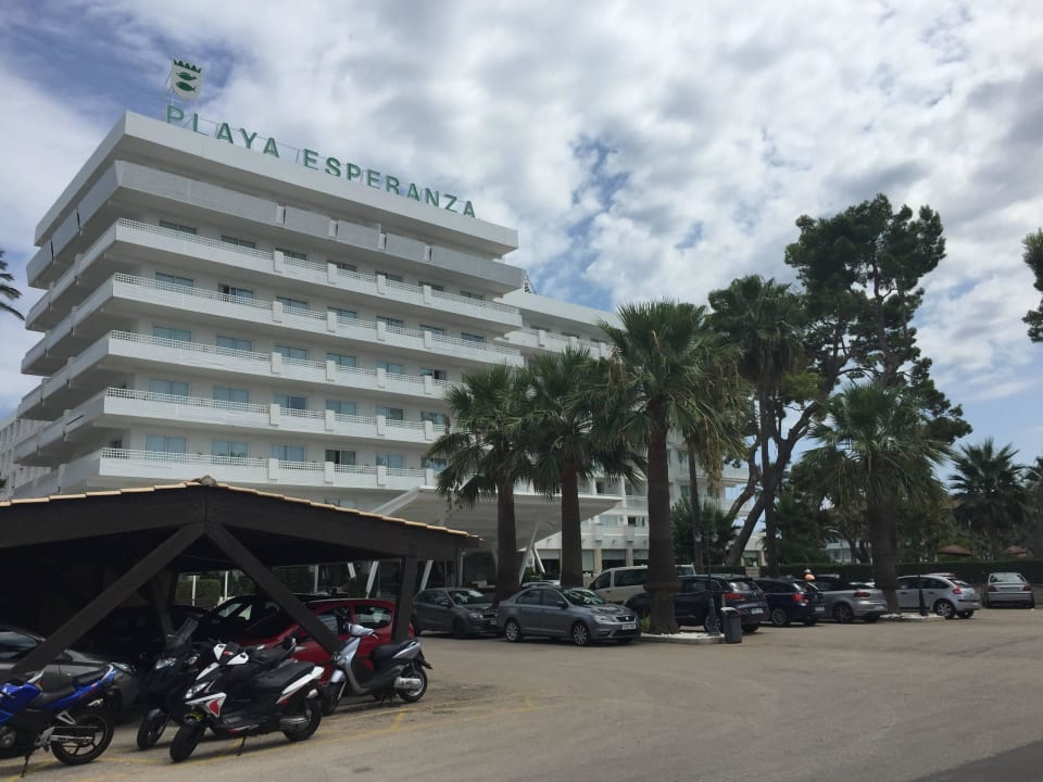 Eingang mit Hoteleigenen Parkplatz!  Playa Esperanza Resort