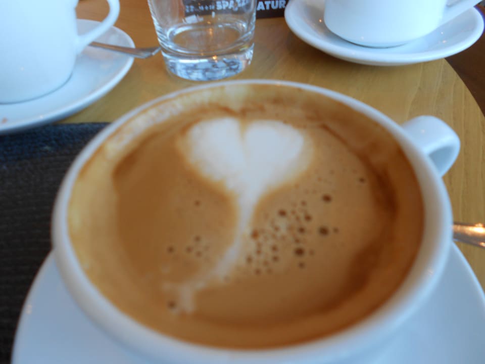 Ein Cappuccino vom freundlichen Service beim Frühstück. Best Western Hotel Piccadilly