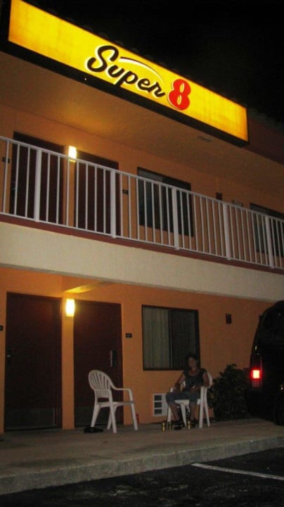Draussen sitzten, aber nicht lange wegen der Mücken Hotel Super 8 Naples