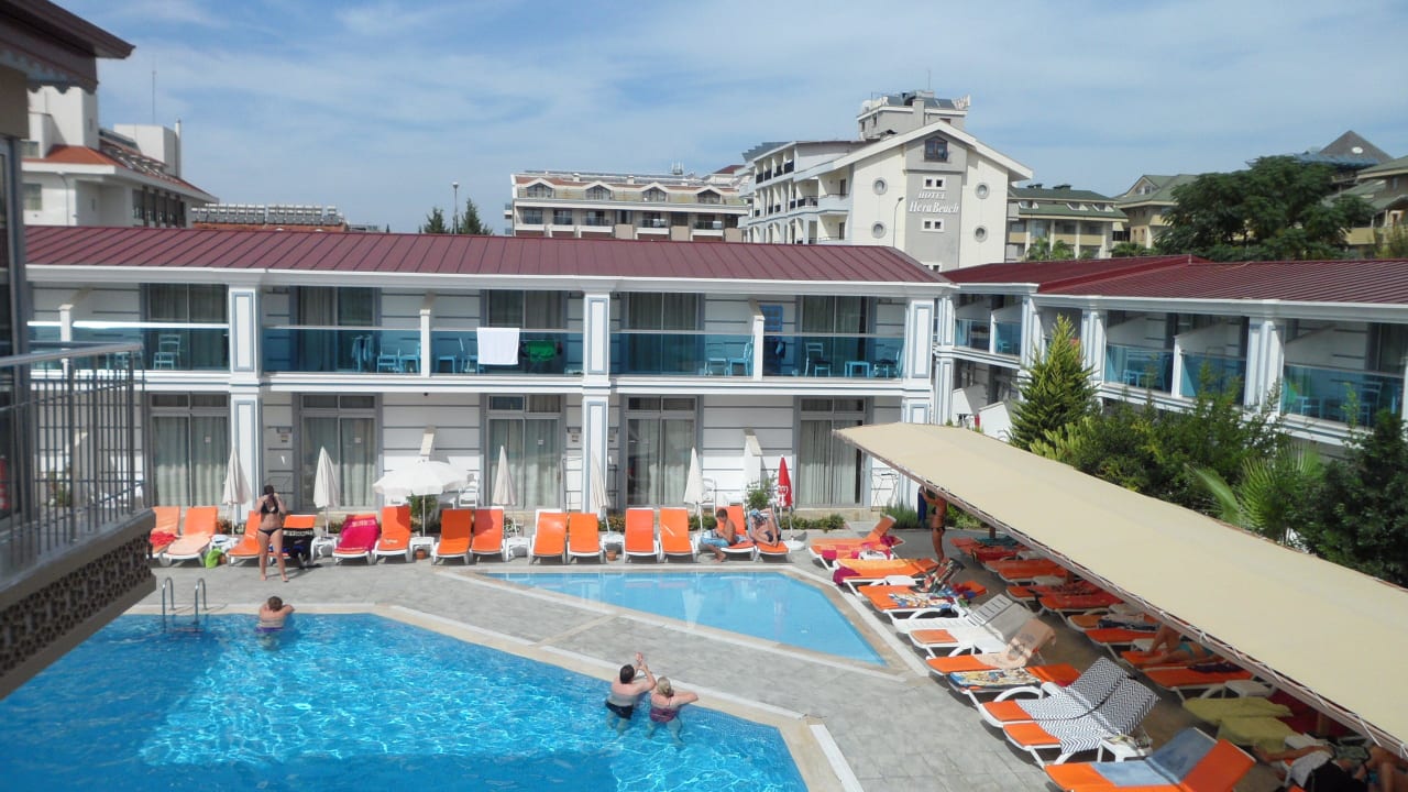 Ausblick vom Hauptrestaurant auf Pool und Zimmer Sun Club Hotel