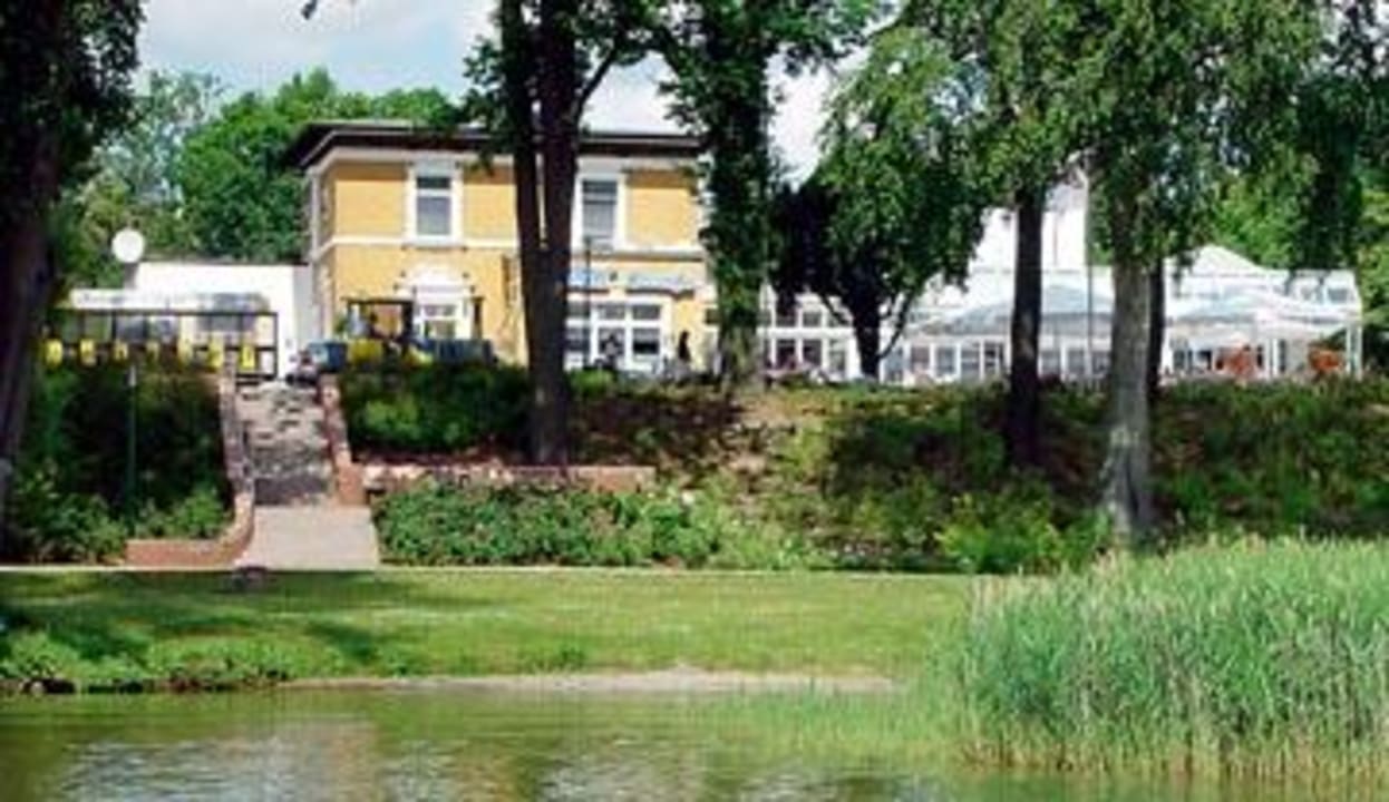 Blick vom See auf das Hotel Falk Seehotel Plau am See