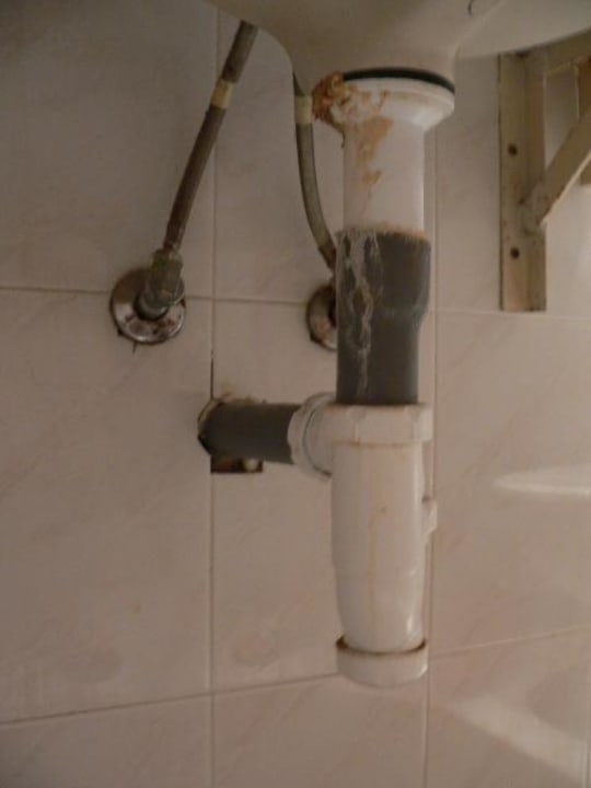 Traps unter dem Waschbecken Hotel Oleander
