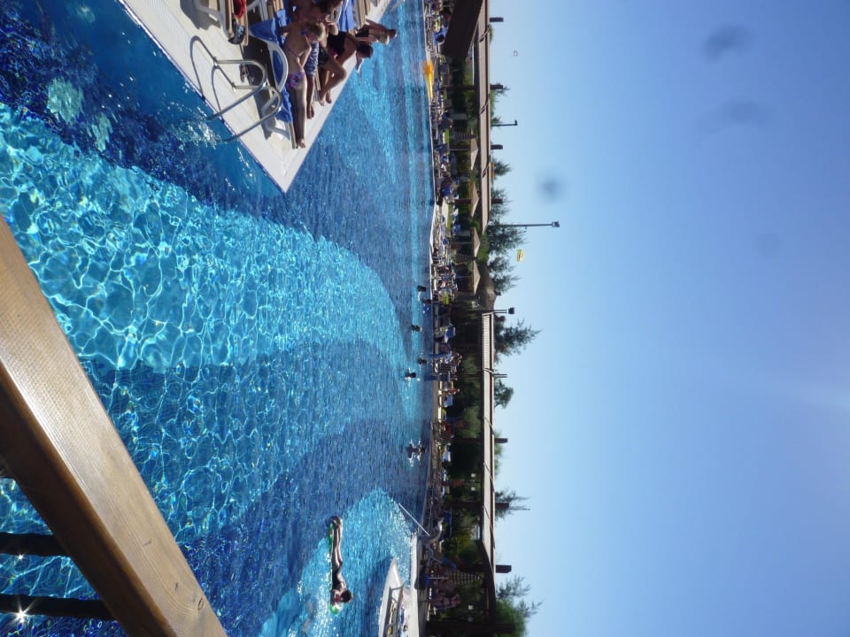 Lädt zum Schwimmen ein  Adalya Ocean Deluxe