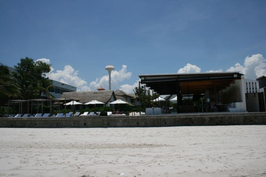 Restaurant Oceanside und Liegen am Strand Hotel Putahracsa Hua Hin