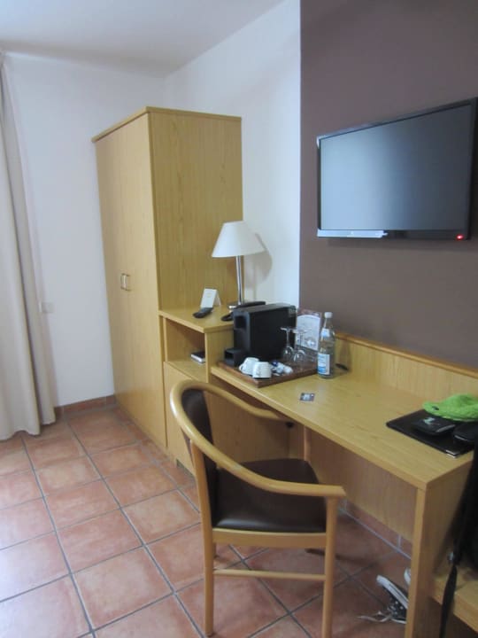 Fernseher und Schreibtisch Hotel Andante Rust