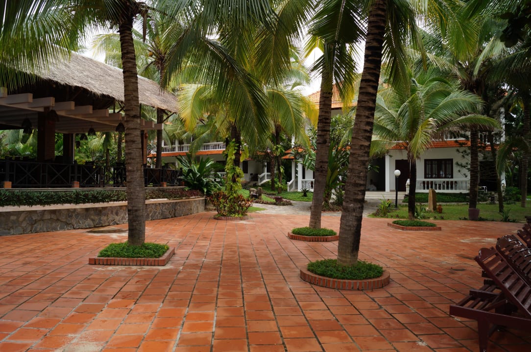 По дороге с пляжа Hotel Bon Bien Resort