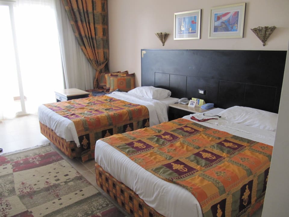 Zwei schöne, große und bequeme Betten Pickalbatros Palace Resort