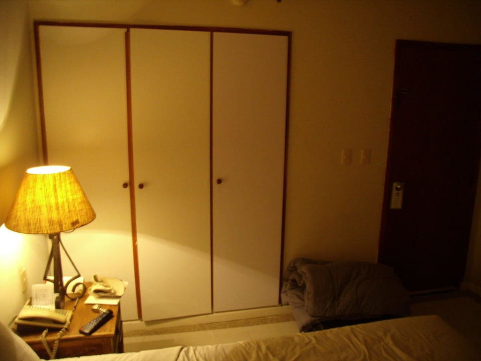 Zimmer mit Schrank Hotel Costa Caribe Beach