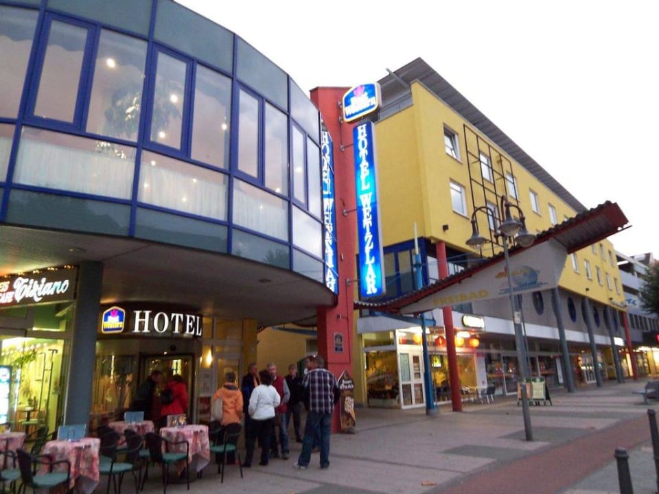 Rechter Teil des Hotels mit Eingangsbereich Best Western Hotel Wetzlar