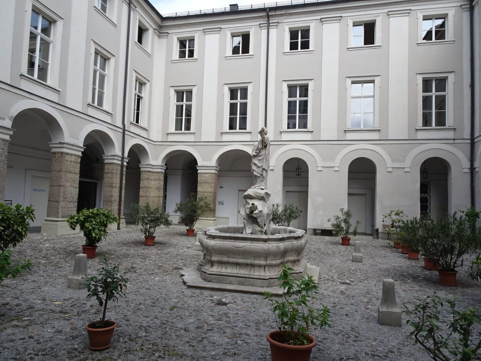Außenansicht Gästehaus im Priesterseminar Salzburg