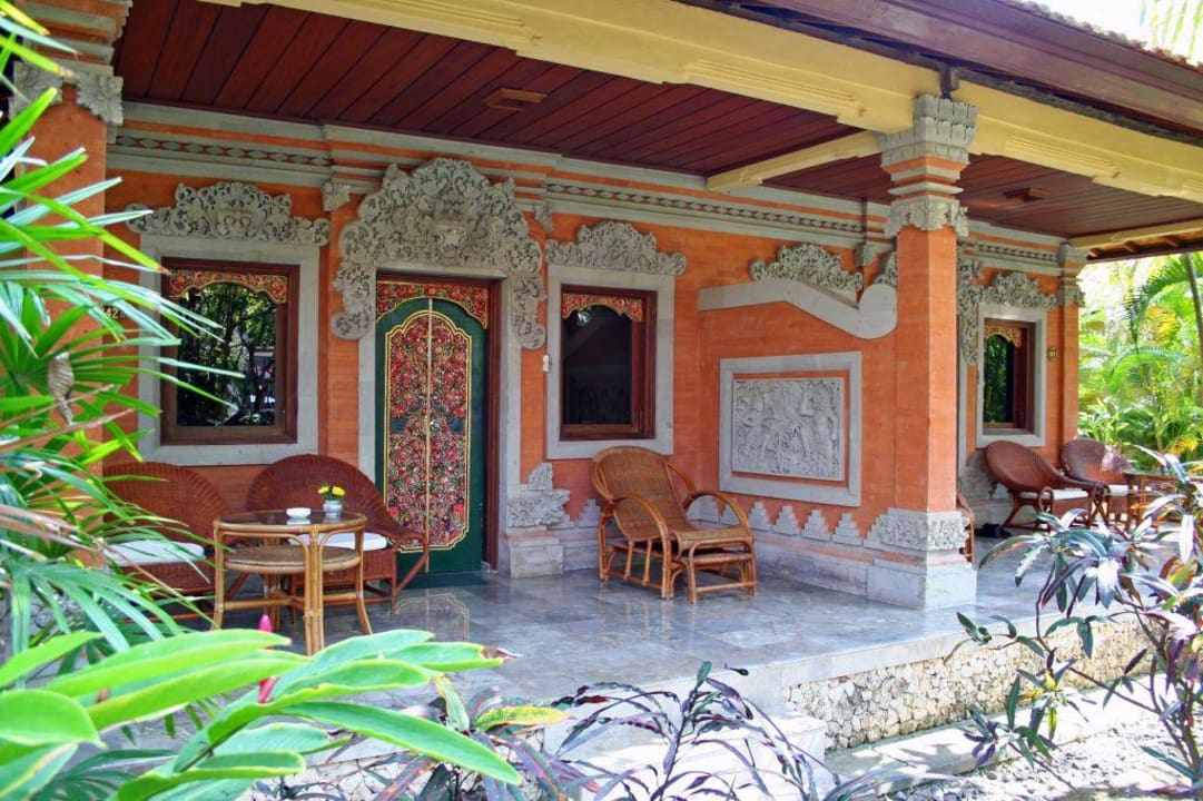 Terrasse und Eingang zu unserem Bungalow Puri Santrian
