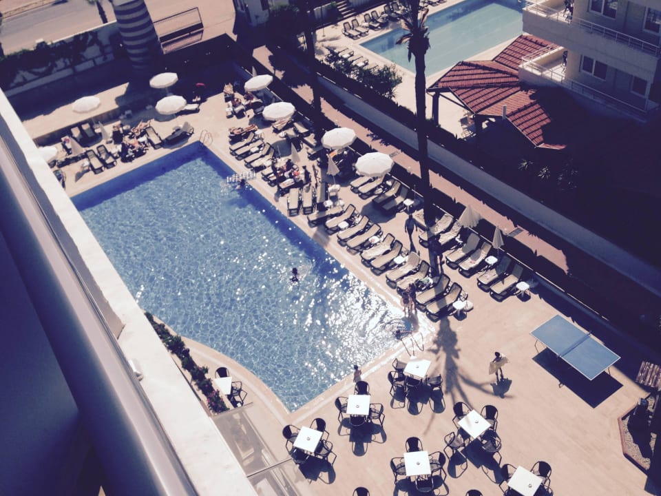 Basen widziany z balkonu  Kaila Beach Hotel