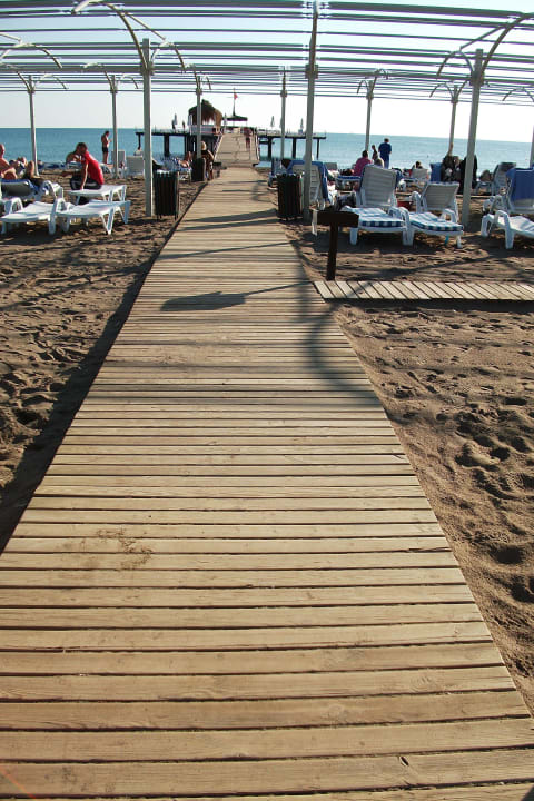 Der Steg mit Holzbretter  Saturn Palace Resort Hotel