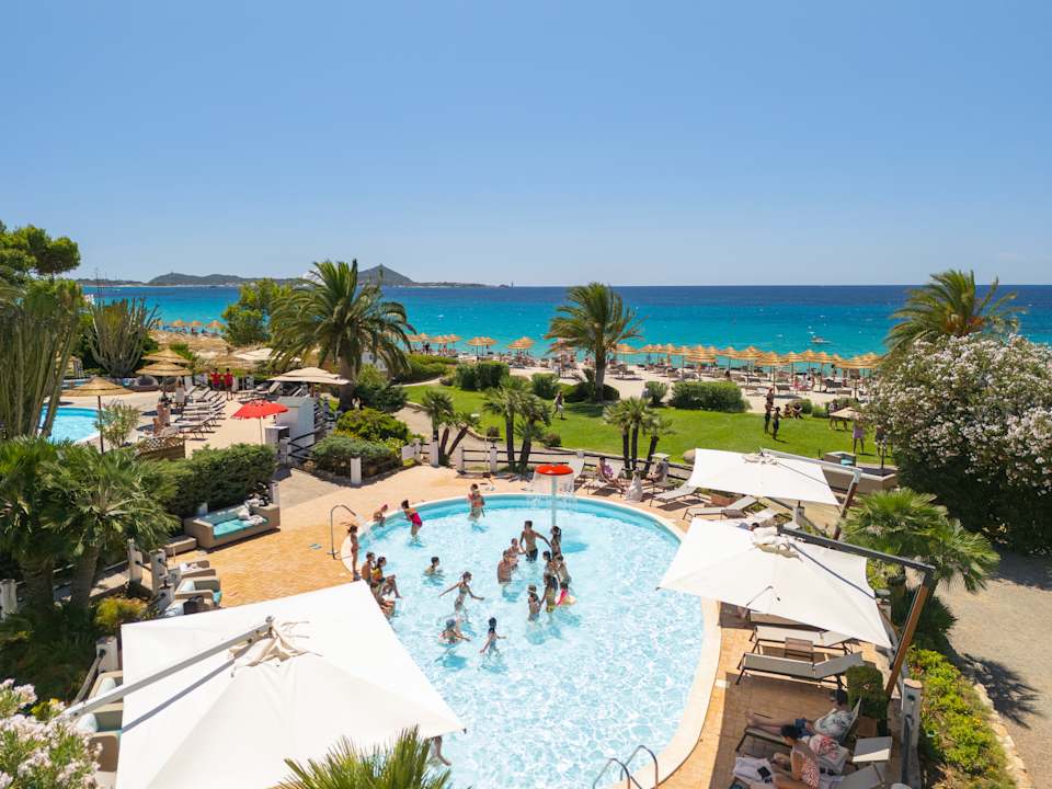 Pool Cormoran Hotel & Residence