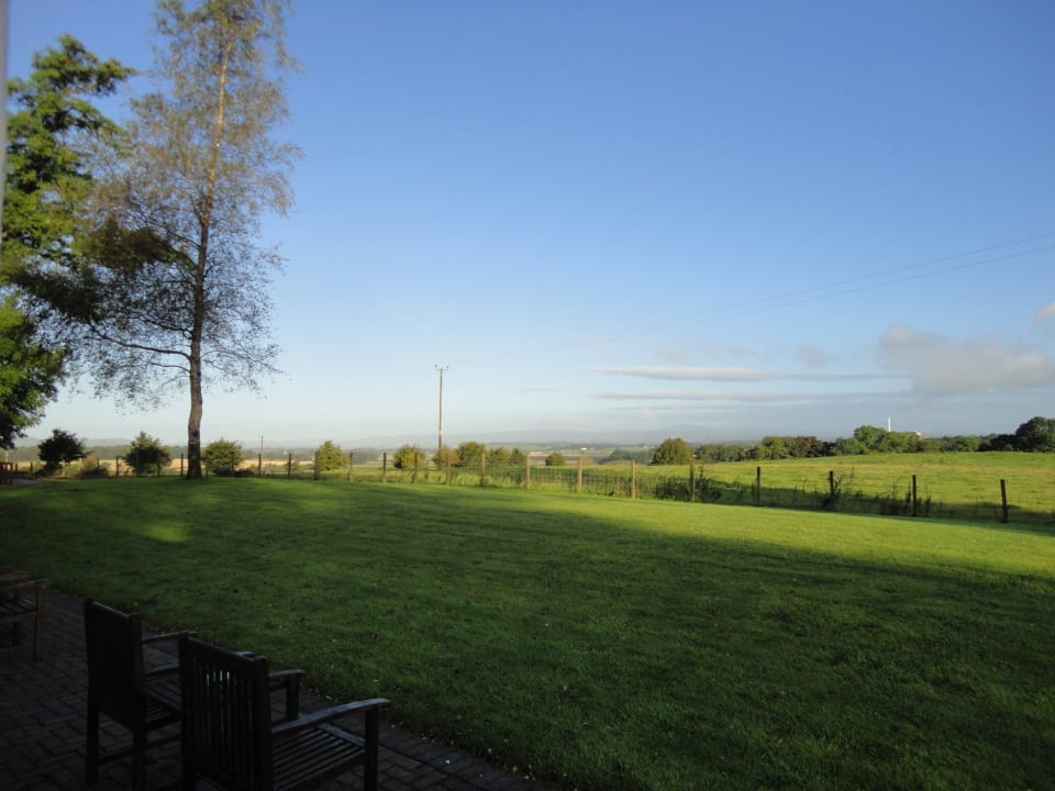 Ausblick von Zimmer 23 aufs Land Dryfesdale Hotel, BW Signature Collection