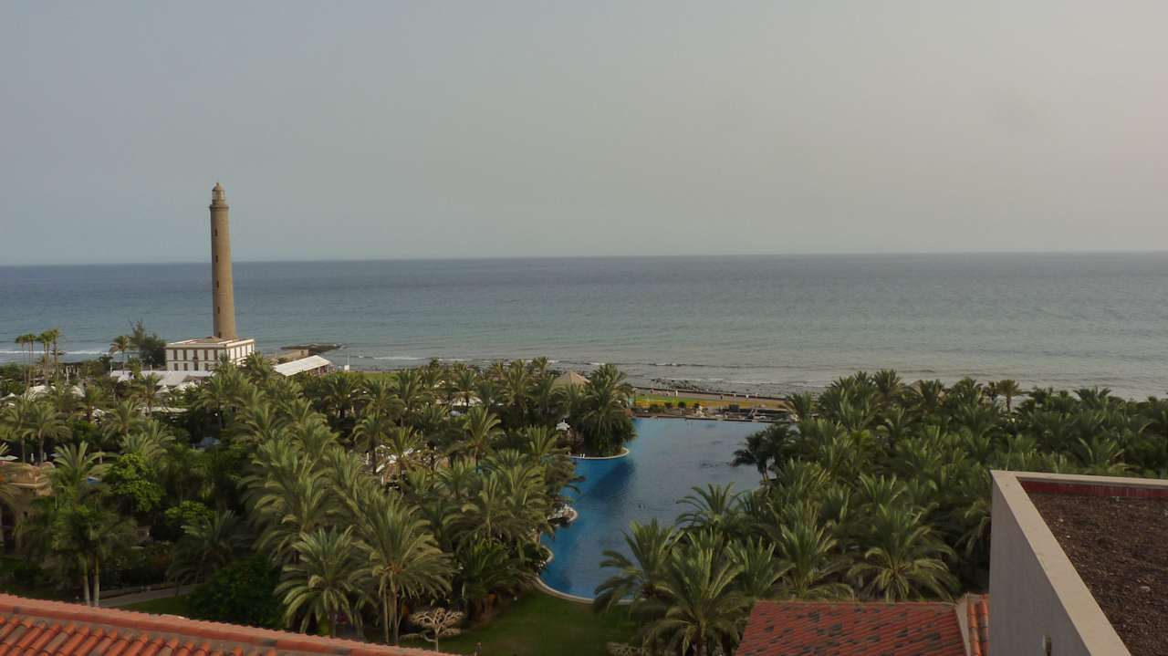 Ausblick vom Hotelturm auf Pool und Meer Lopesan Costa Meloneras, Resort & Spa