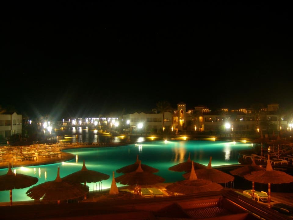 Am Hauptgebäude bei Nacht Pickalbatros Dana Beach Resort - Hurghada