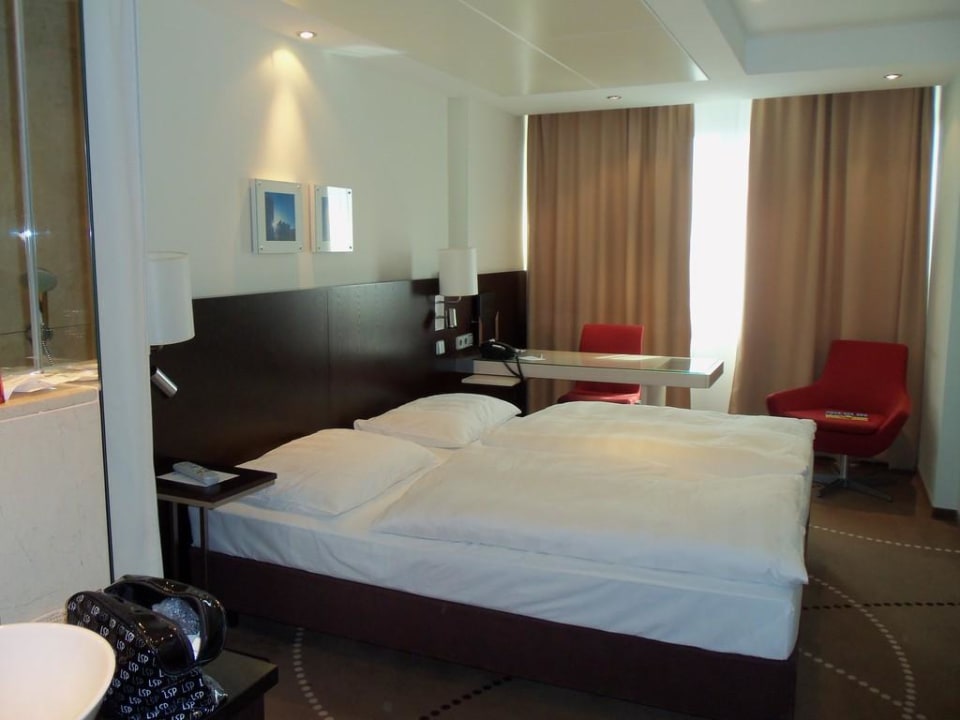 Schlafbereich und Schreibtisch  Park Inn by Radisson Berlin Alexanderplatz