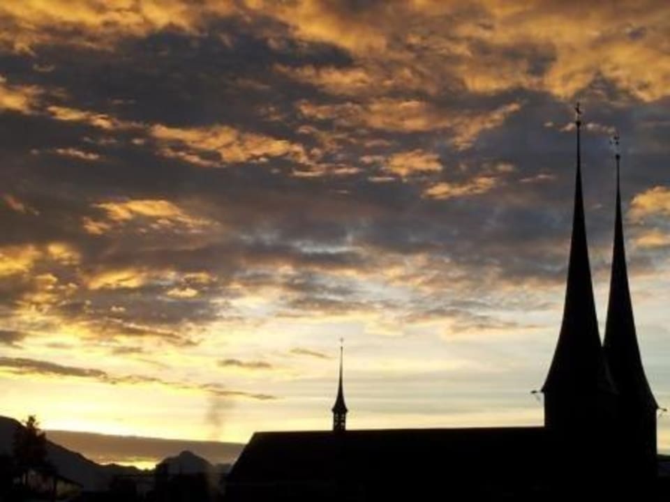 Sonnenaufgang von Dachterrasse aus Hotel ibis Styles Luzern City
