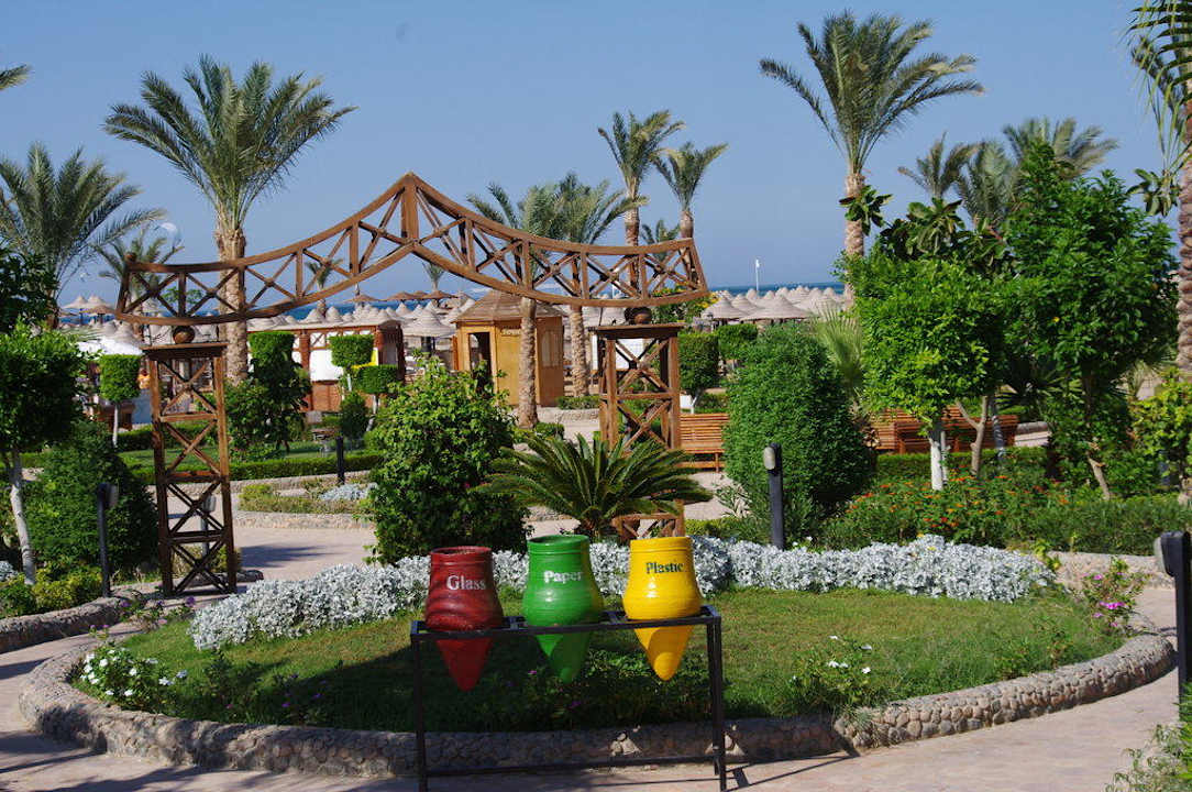 Un jardin sublime autour des piscines Le Jardin Aqua Park Resort