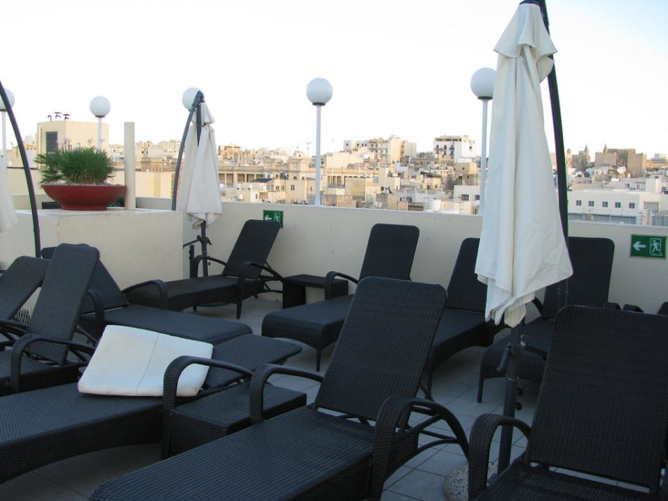 Liegen der Poolanlage auf dem Dach Hotel Plaza & Plaza Regency