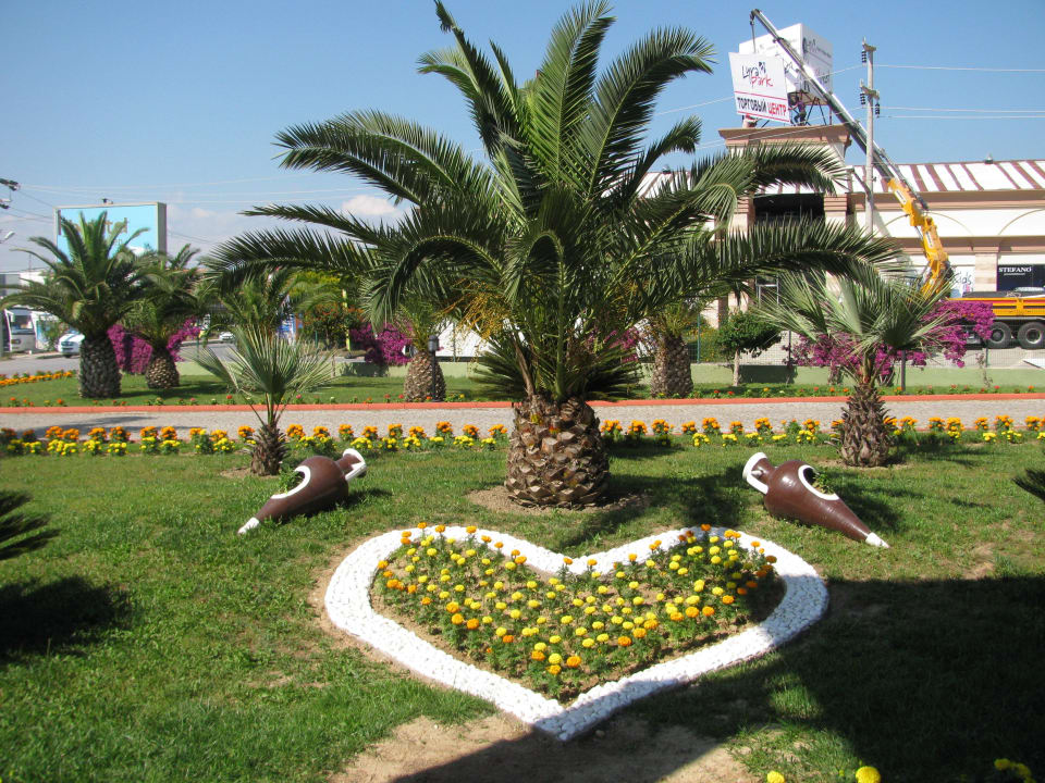 Gegenueber Shopping Mall TUI BLUE Palm Garden