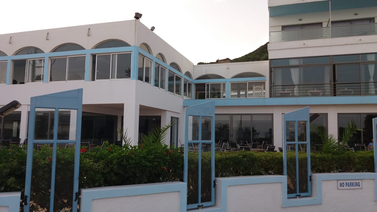 Das Hotel von außen Belair Beach Hotel