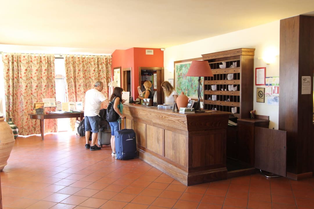 Lobby Hotel Casolare le Terre Rosse
