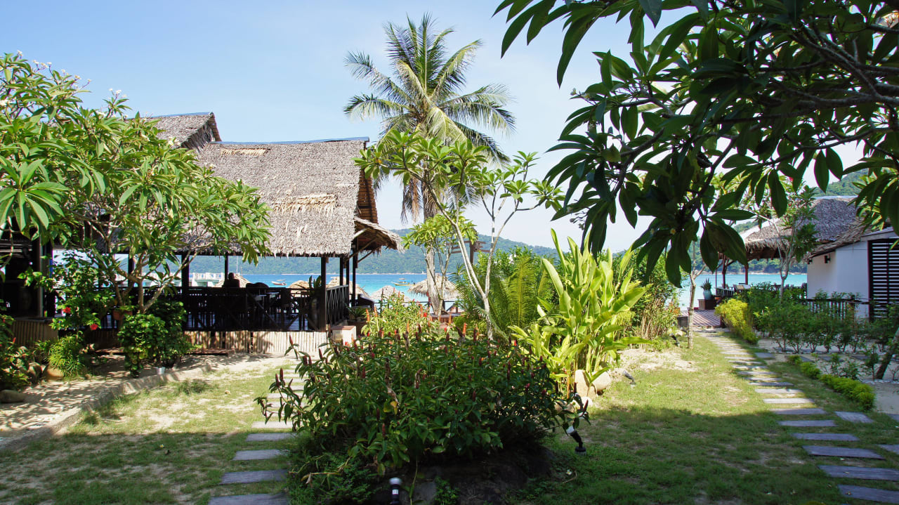 Blick aus dem "Garden View" Zimmer im EG Hotel Bubu Long Beach Resort