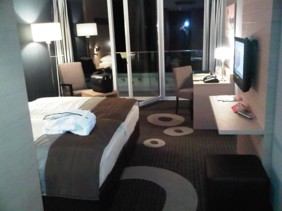Blick auf den Balkon durch das Zimmer Lindner Hotel Nurburgring Congress, part of JdV by Hyatt