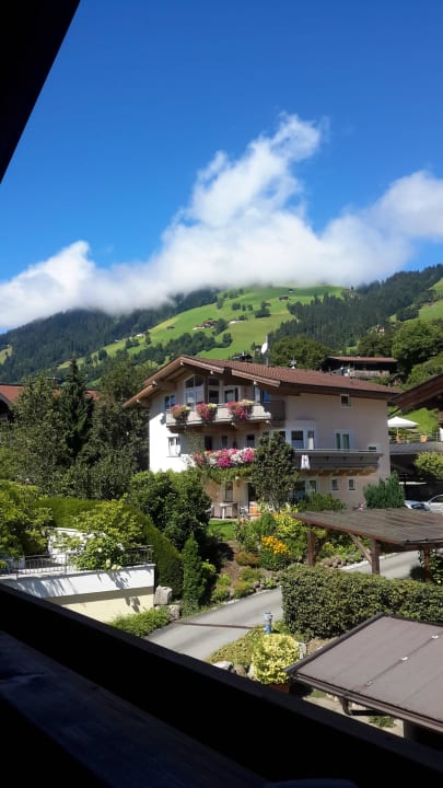 Blick vom zimmereigenen Balkon Hubertus Hotel & Apartments