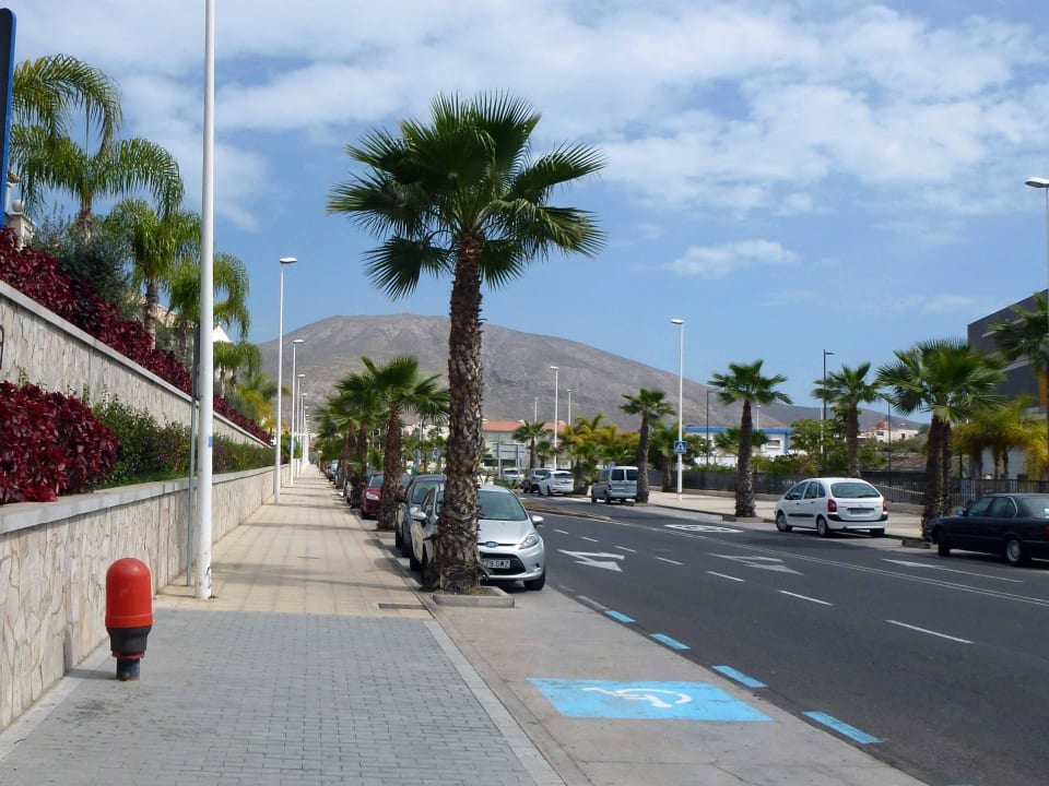 Straßenfront vor der Anlage Coral Compostela Beach Golf