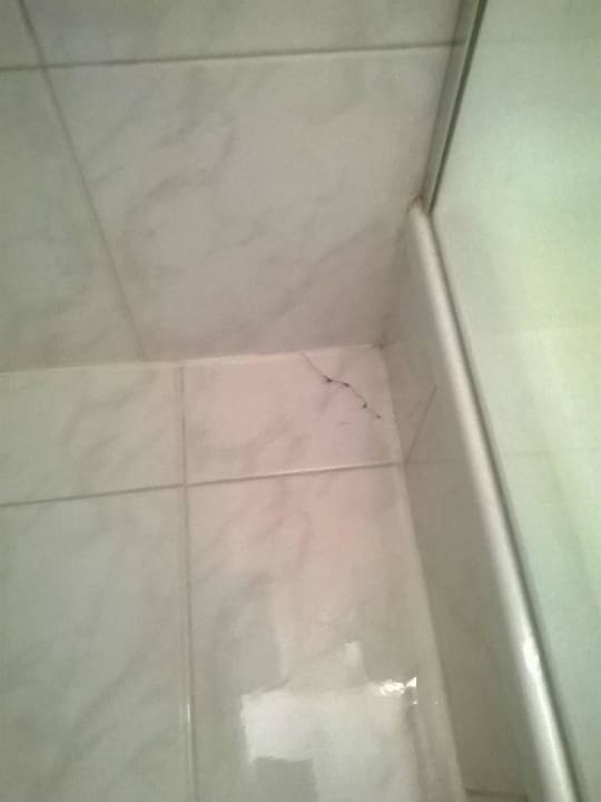 Rissige Badfliesen Hotel Landhaus Innerhofer