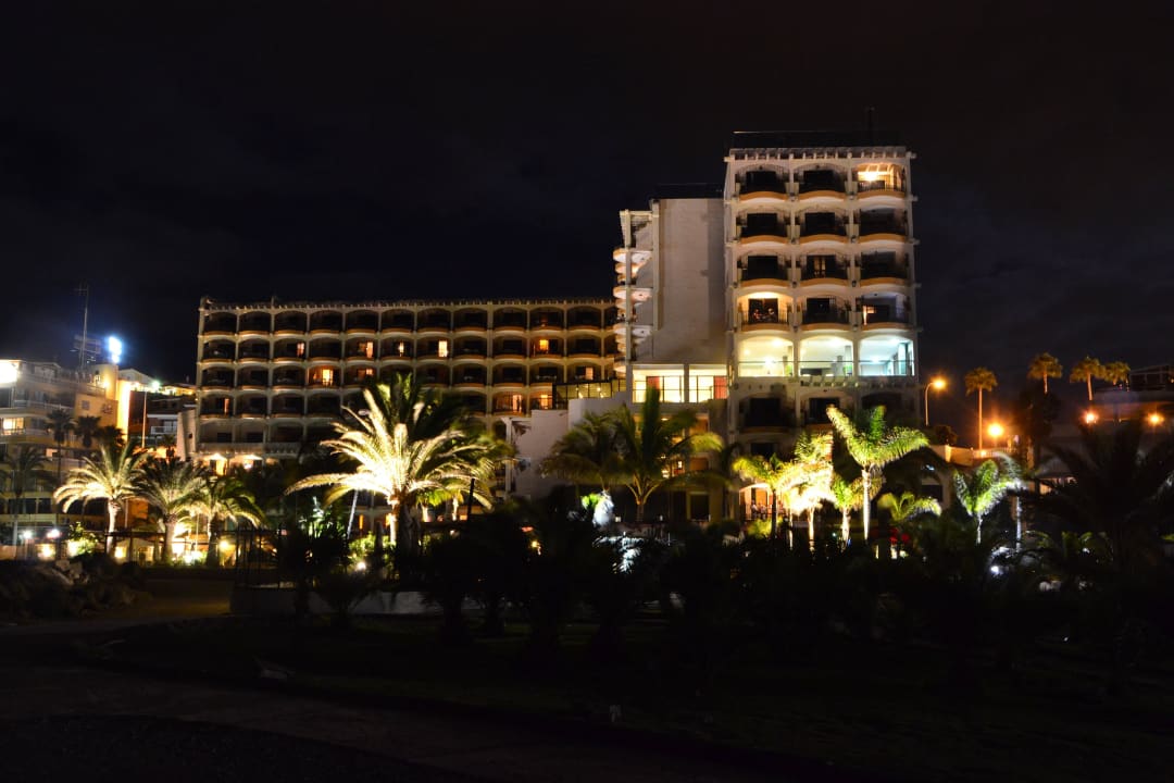 Hotel bei Nacht Bull Dorado Beach & Spa