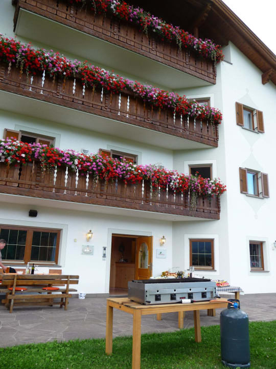 Vorbereitung zum Grillabend Hotel-Chalet Pennhof